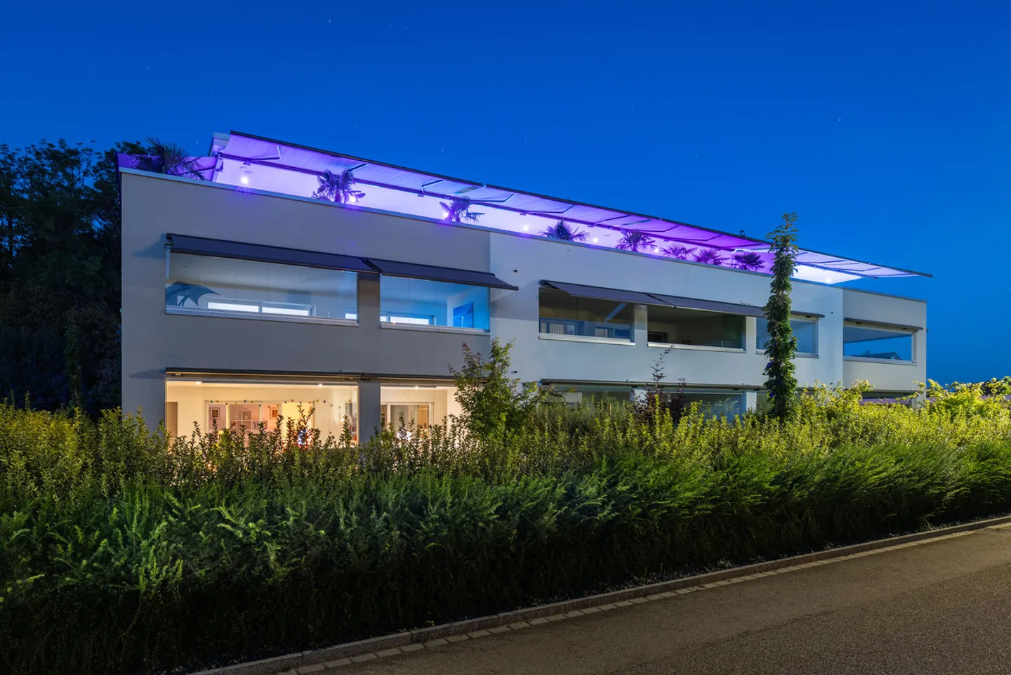 Ruhig gelegene, hochwertige, helle und moderne 4.5 Zimmer Terrassenwohnung im Obergeschoss mit 30 m² Wintergarten mit Weitsicht gegen Westen (Abendsonne), 2 Parkplätze inkl. und Gemeinschaftsgartengarten mit rundum Sichtschutz und Solitärbäumen - Foto 82 von 108