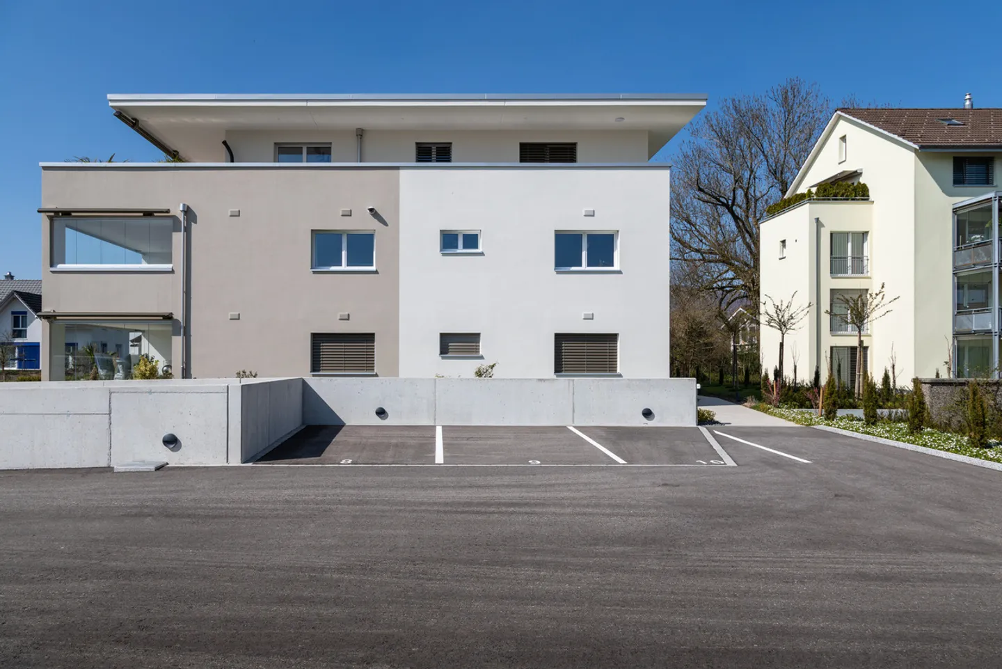 Ruhig gelegene, hochwertige, helle und moderne 4.5 Zimmer Terrassenwohnung im Obergeschoss mit 30 m² Wintergarten mit Weitsicht gegen Westen (Abendsonne), 2 Parkplätze inkl. und Gemeinschaftsgartengarten mit rundum Sichtschutz und Solitärbäumen - Foto 83 von 108