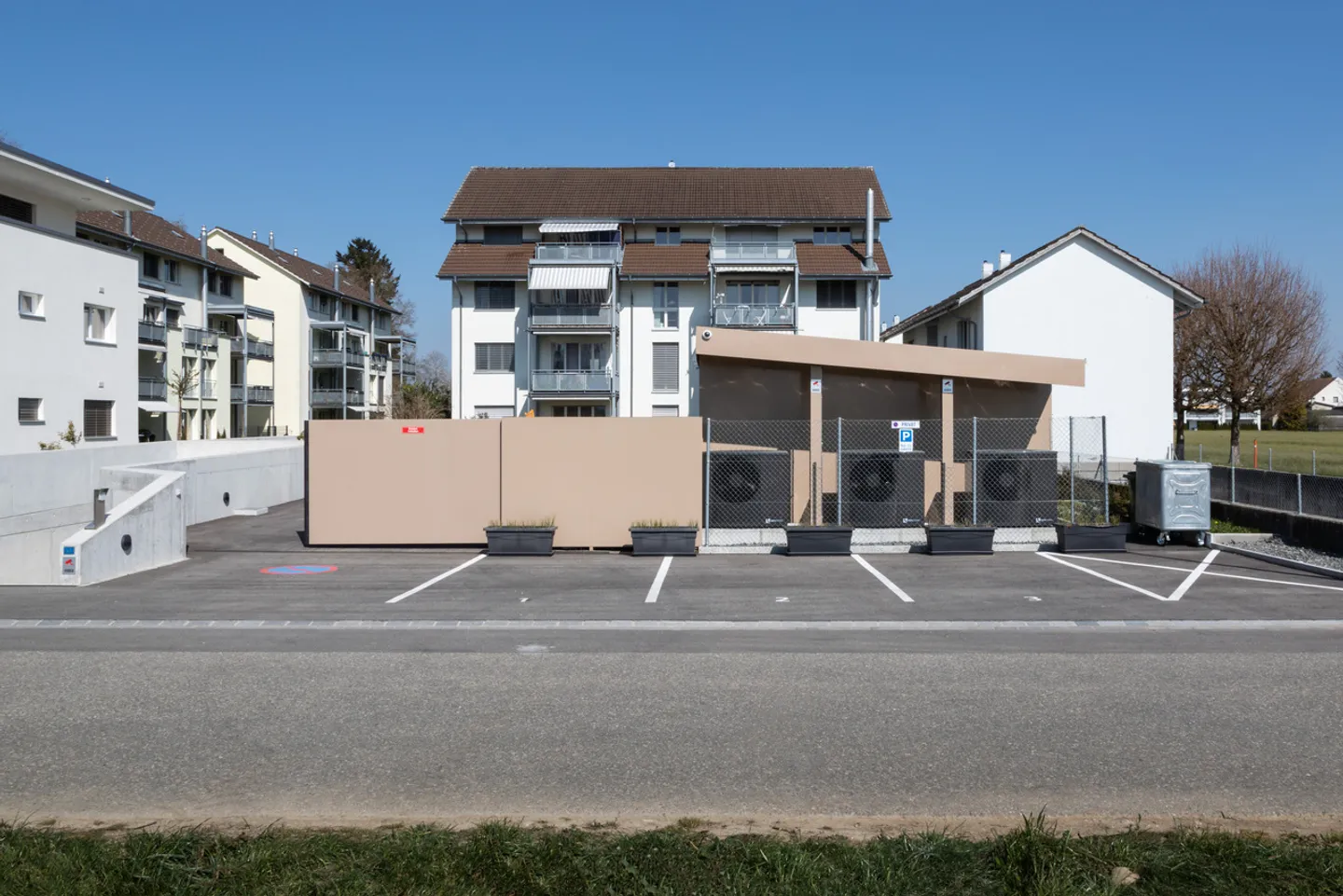 Ruhig gelegene, hochwertige, helle und moderne 4.5 Zimmer Terrassenwohnung im Obergeschoss mit 30 m² Wintergarten mit Weitsicht gegen Westen (Abendsonne), 2 Parkplätze inkl. und Gemeinschaftsgartengarten mit rundum Sichtschutz und Solitärbäumen - Foto 87 von 108