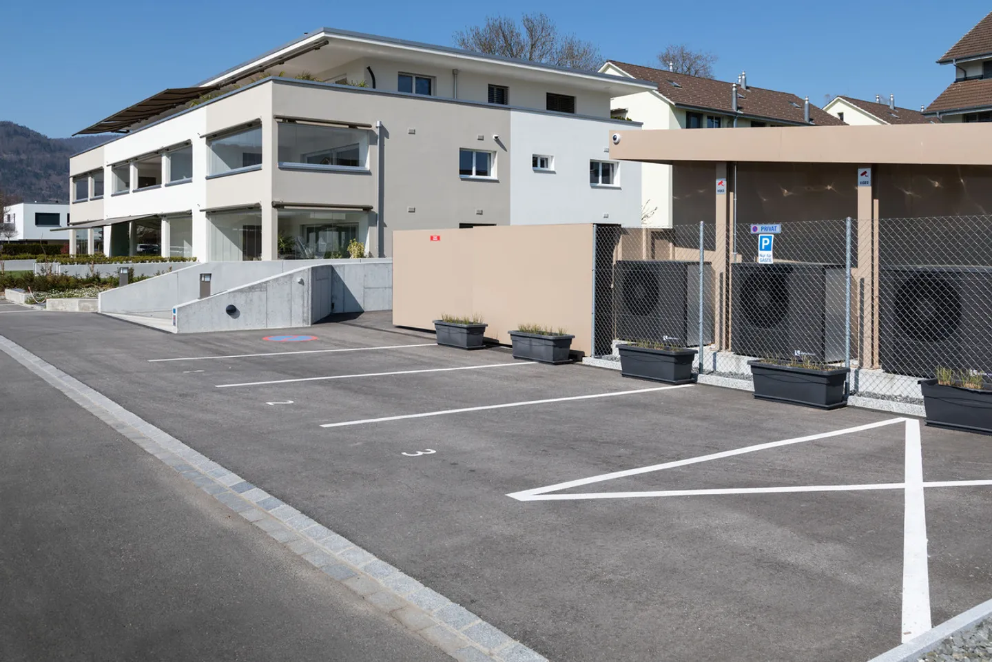 Ruhig gelegene, hochwertige, helle und moderne 4.5 Zimmer Terrassenwohnung im Obergeschoss mit 30 m² Wintergarten mit Weitsicht gegen Westen (Abendsonne), 2 Parkplätze inkl. und Gemeinschaftsgartengarten mit rundum Sichtschutz und Solitärbäumen - Foto 88 von 108