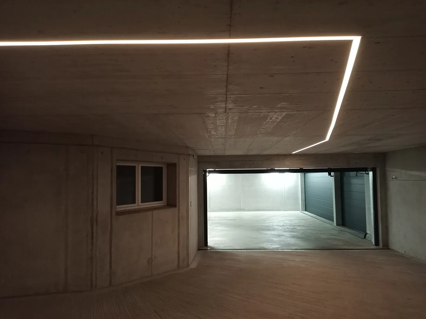 Ruhig gelegene, hochwertige, helle und moderne 4.5 Zimmer Terrassenwohnung im Obergeschoss mit 30 m² Wintergarten mit Weitsicht gegen Westen (Abendsonne), 2 Parkplätze inkl. und Gemeinschaftsgartengarten mit rundum Sichtschutz und Solitärbäumen - Foto 96 von 108