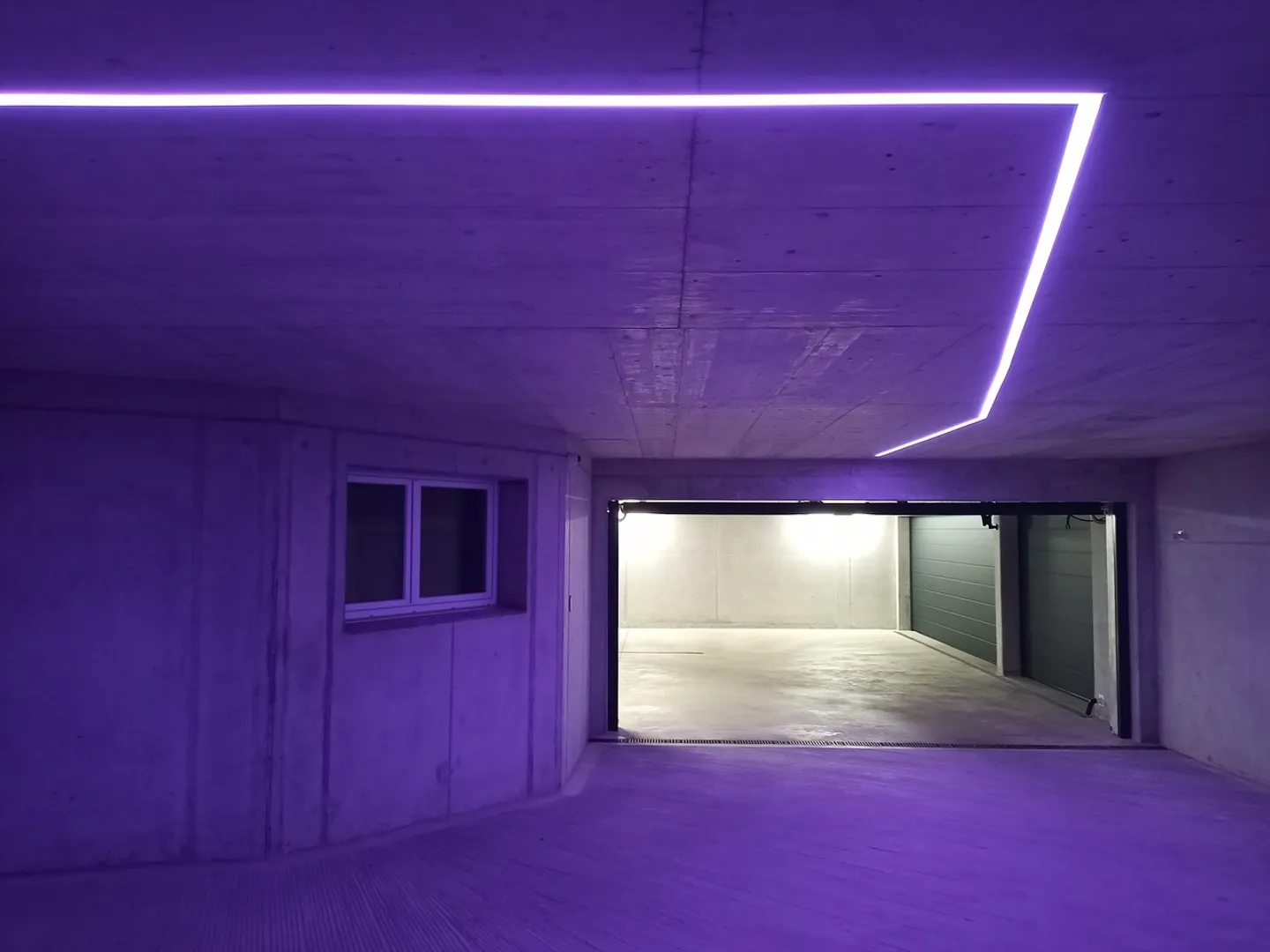Ruhig gelegene, hochwertige, helle und moderne 4.5 Zimmer Terrassenwohnung im Obergeschoss mit 30 m² Wintergarten mit Weitsicht gegen Westen (Abendsonne), 2 Parkplätze inkl. und Gemeinschaftsgartengarten mit rundum Sichtschutz und Solitärbäumen - Foto 98 von 108