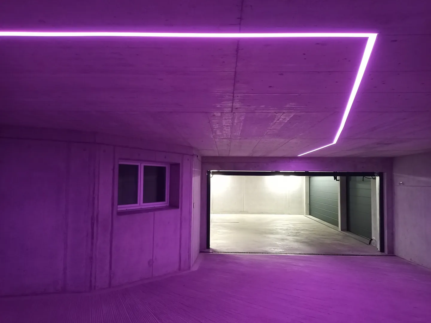 Ruhig gelegene, hochwertige, helle und moderne 4.5 Zimmer Terrassenwohnung im Obergeschoss mit 30 m² Wintergarten mit Weitsicht gegen Westen (Abendsonne), 2 Parkplätze inkl. und Gemeinschaftsgartengarten mit rundum Sichtschutz und Solitärbäumen - Foto 100 von 108