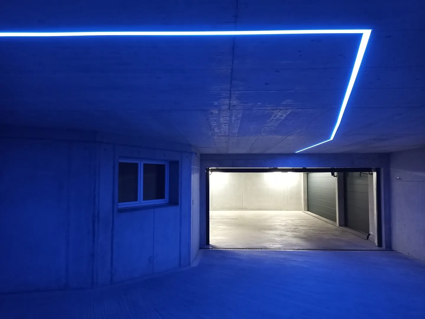 Ruhig gelegene, hochwertige, helle und moderne 4.5 Zimmer Terrassenwohnung im Obergeschoss mit 30 m² Wintergarten mit Weitsicht gegen Westen (Abendsonne), 2 Parkplätze inkl. und Gemeinschaftsgartengarten mit rundum Sichtschutz und Solitärbäumen - Foto 102 von 108
