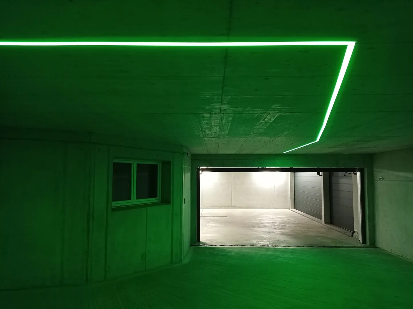 Ruhig gelegene, hochwertige, helle und moderne 4.5 Zimmer Terrassenwohnung im Obergeschoss mit 30 m² Wintergarten mit Weitsicht gegen Westen (Abendsonne), 2 Parkplätze inkl. und Gemeinschaftsgartengarten mit rundum Sichtschutz und Solitärbäumen - Foto 104 von 108