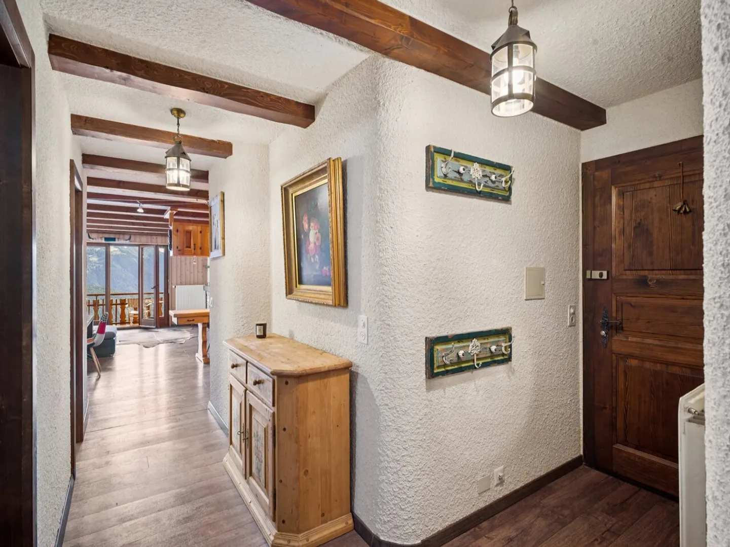 Stunning 3.5-room apartment with breathtaking mountain views - Photo 3 of 8