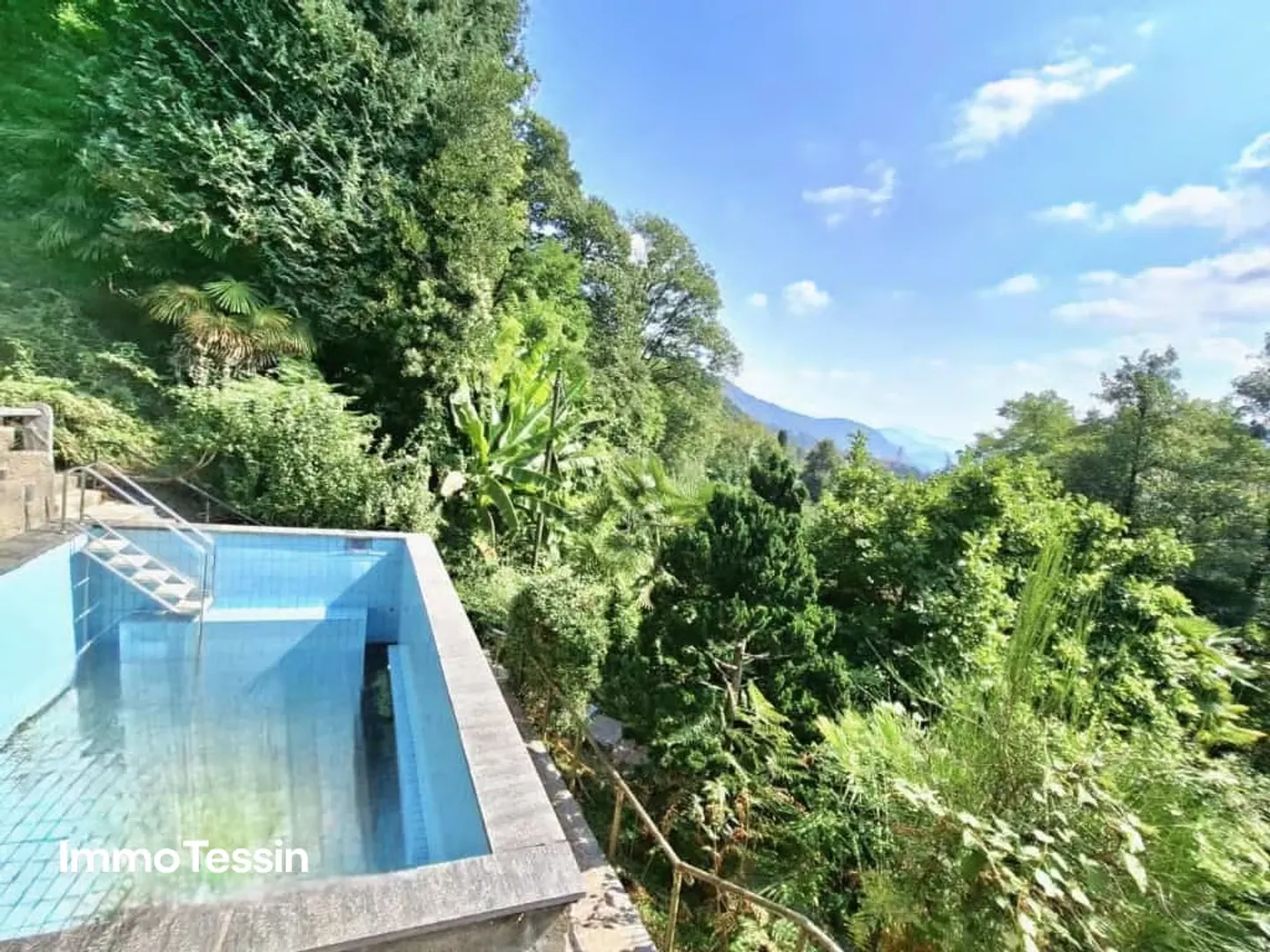 Living amidst nature with breathtaking views of the Ticino mountains and outdoor pool - Photo 1 of 13