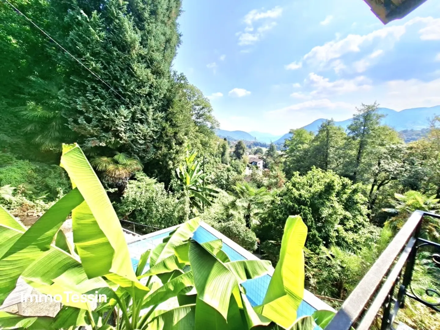 Living amidst nature with breathtaking views of the Ticino mountains and outdoor pool - Photo 2 of 13