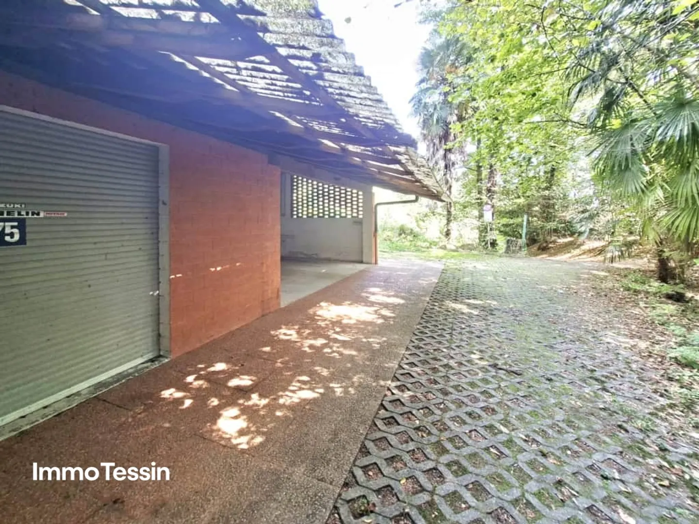 Living amidst nature with breathtaking views of the Ticino mountains and outdoor pool - Photo 5 of 13