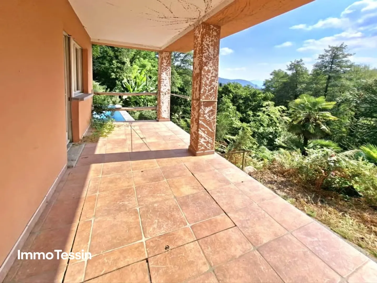 Living amidst nature with breathtaking views of the Ticino mountains and outdoor pool - Photo 6 of 13