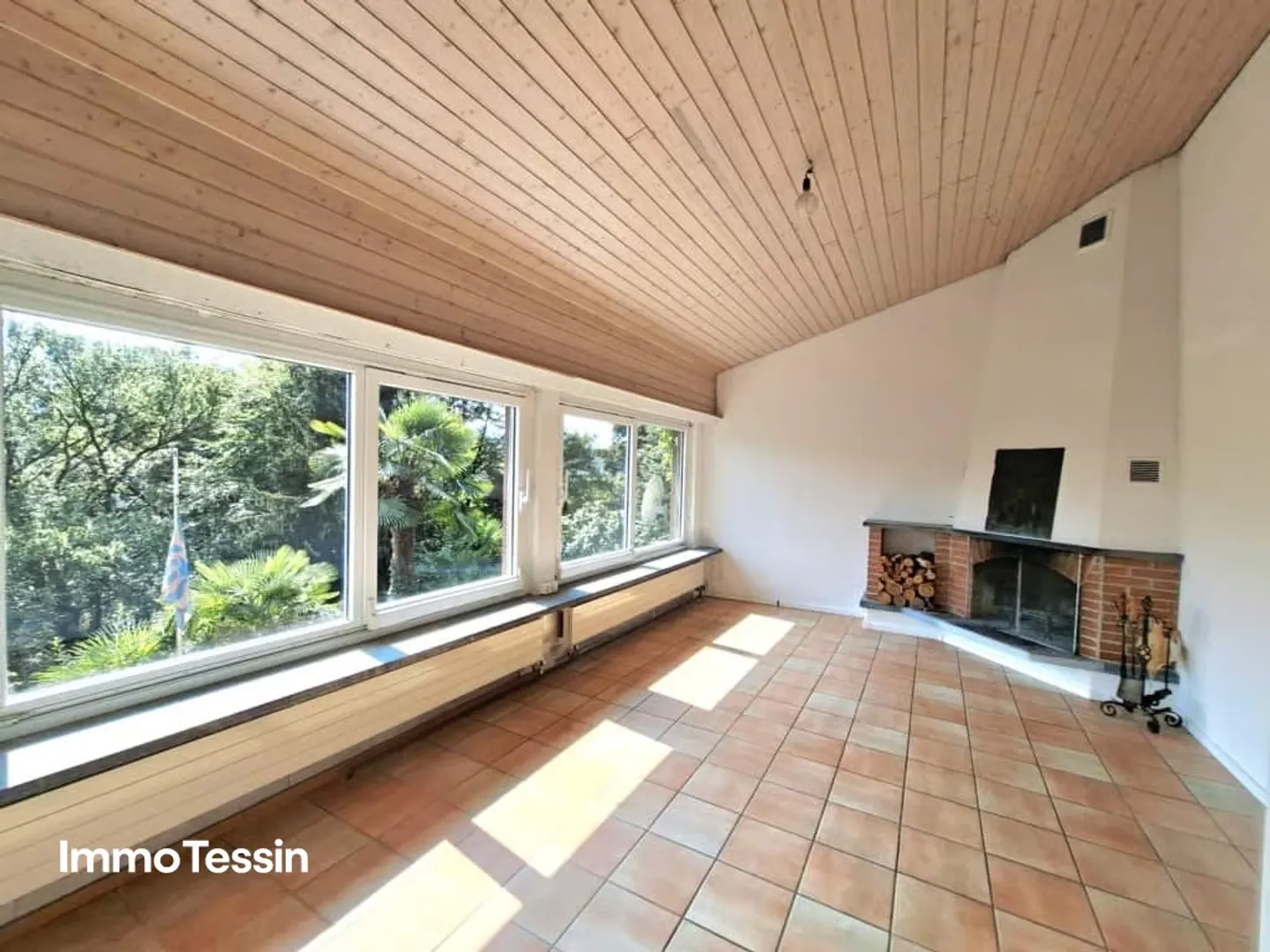 Living amidst nature with breathtaking views of the Ticino mountains and outdoor pool - Photo 9 of 13