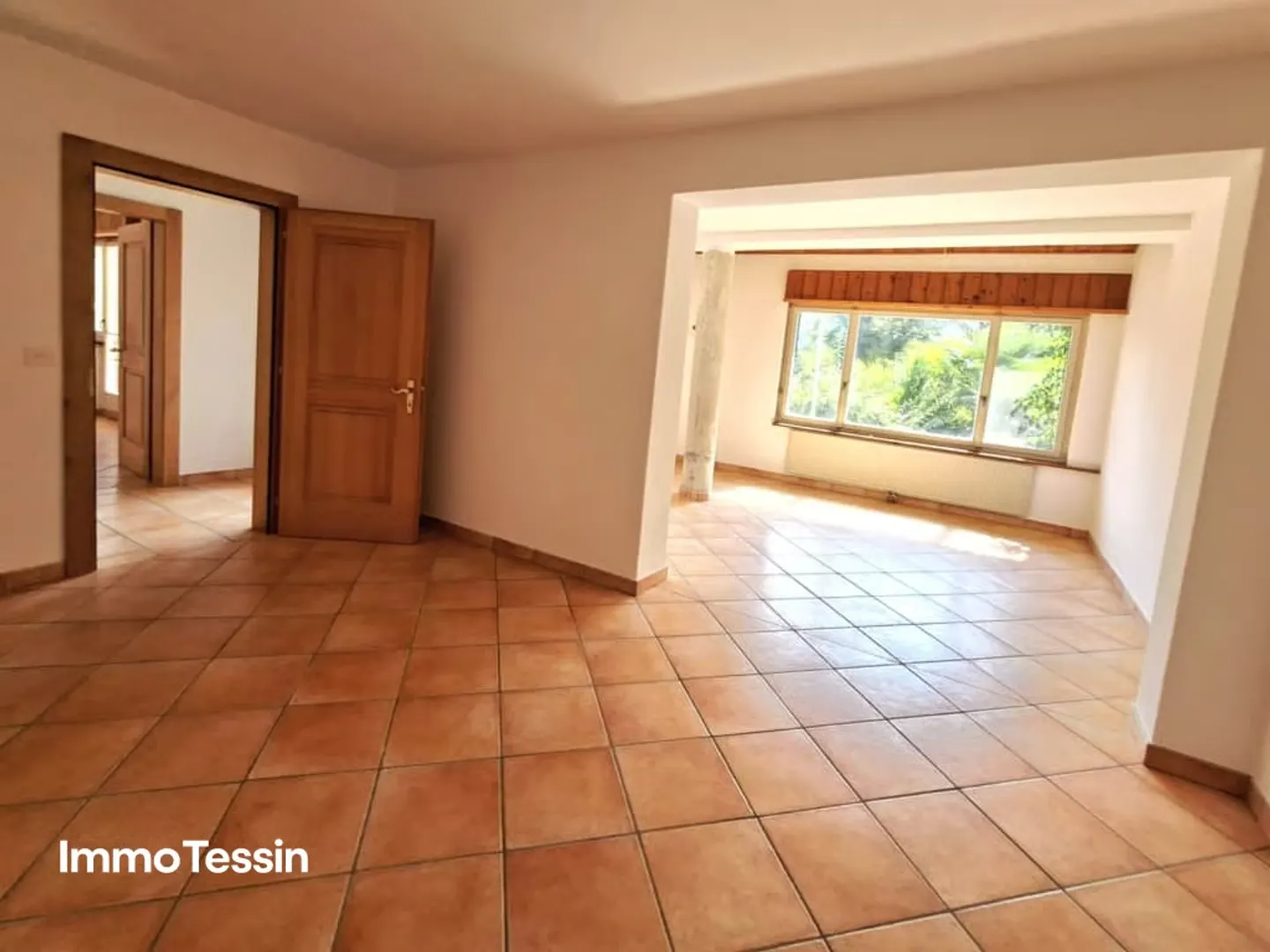 Living amidst nature with breathtaking views of the Ticino mountains and outdoor pool - Photo 10 of 13