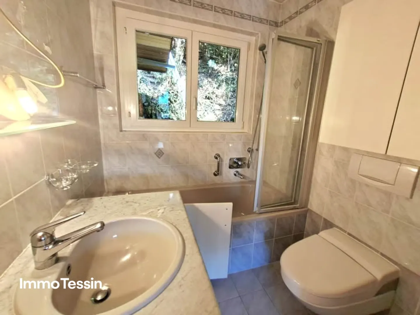 Living amidst nature with breathtaking views of the Ticino mountains and outdoor pool - Photo 13 of 13