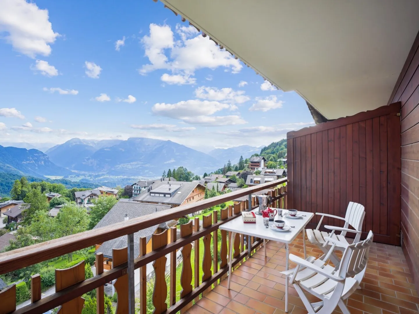 Stunning 3.5-room apartment with breathtaking mountain views - Photo 8 of 8