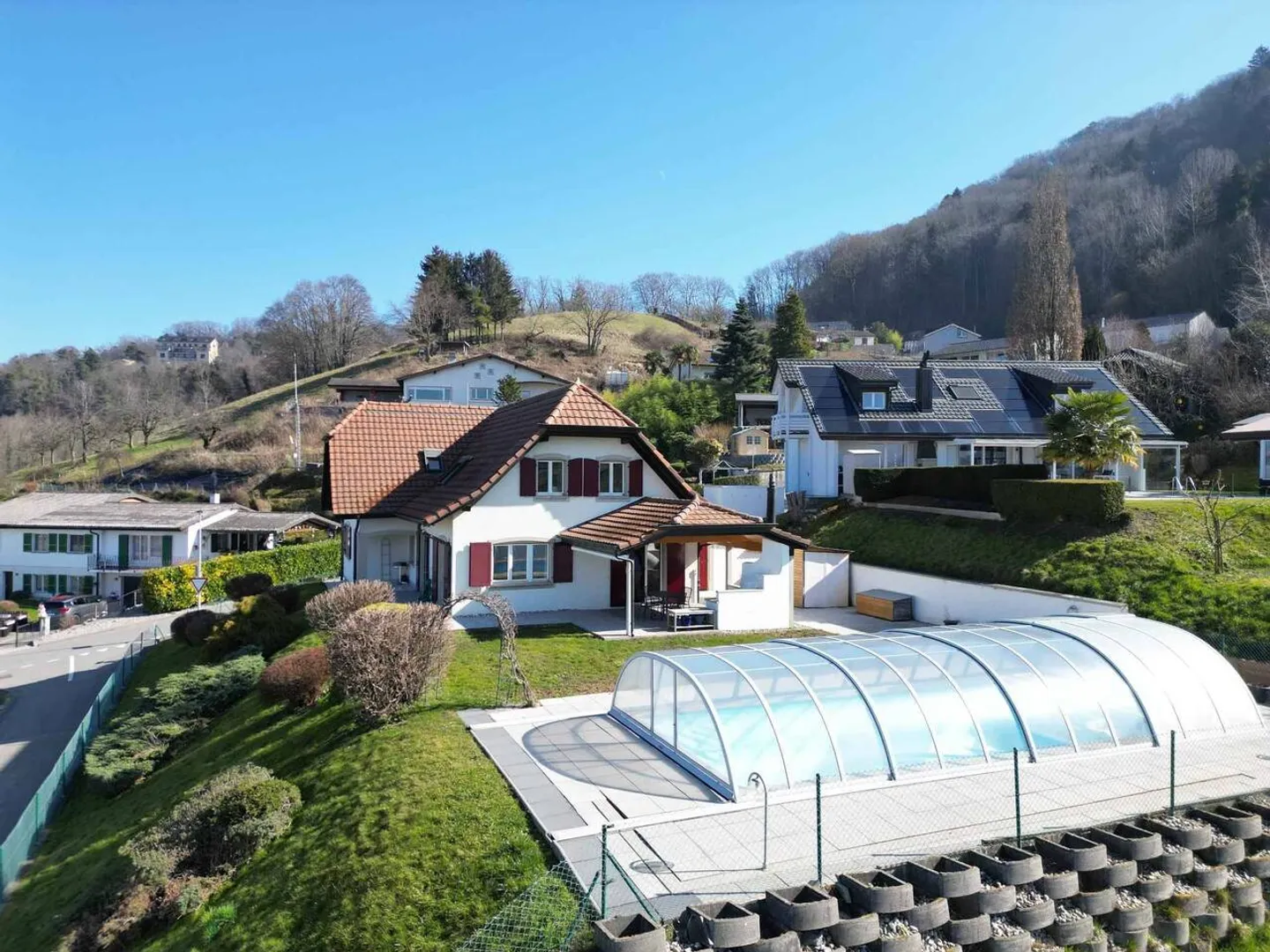 Große Villa mit überdachtem Pool und Panoramablick auf den See und den Jura - Foto 1 von 13