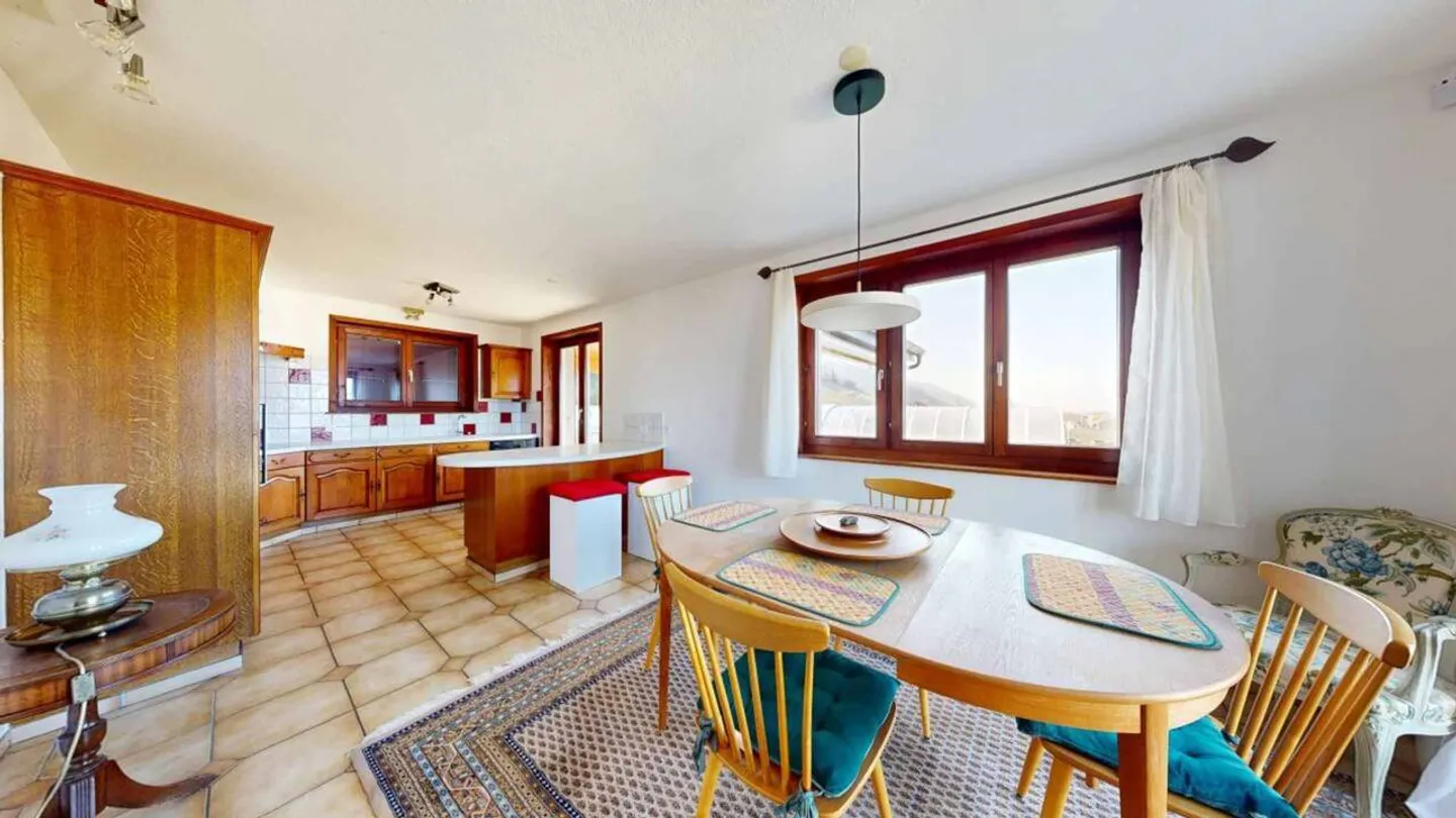 Große Villa mit überdachtem Pool und Panoramablick auf den See und den Jura - Foto 2 von 13