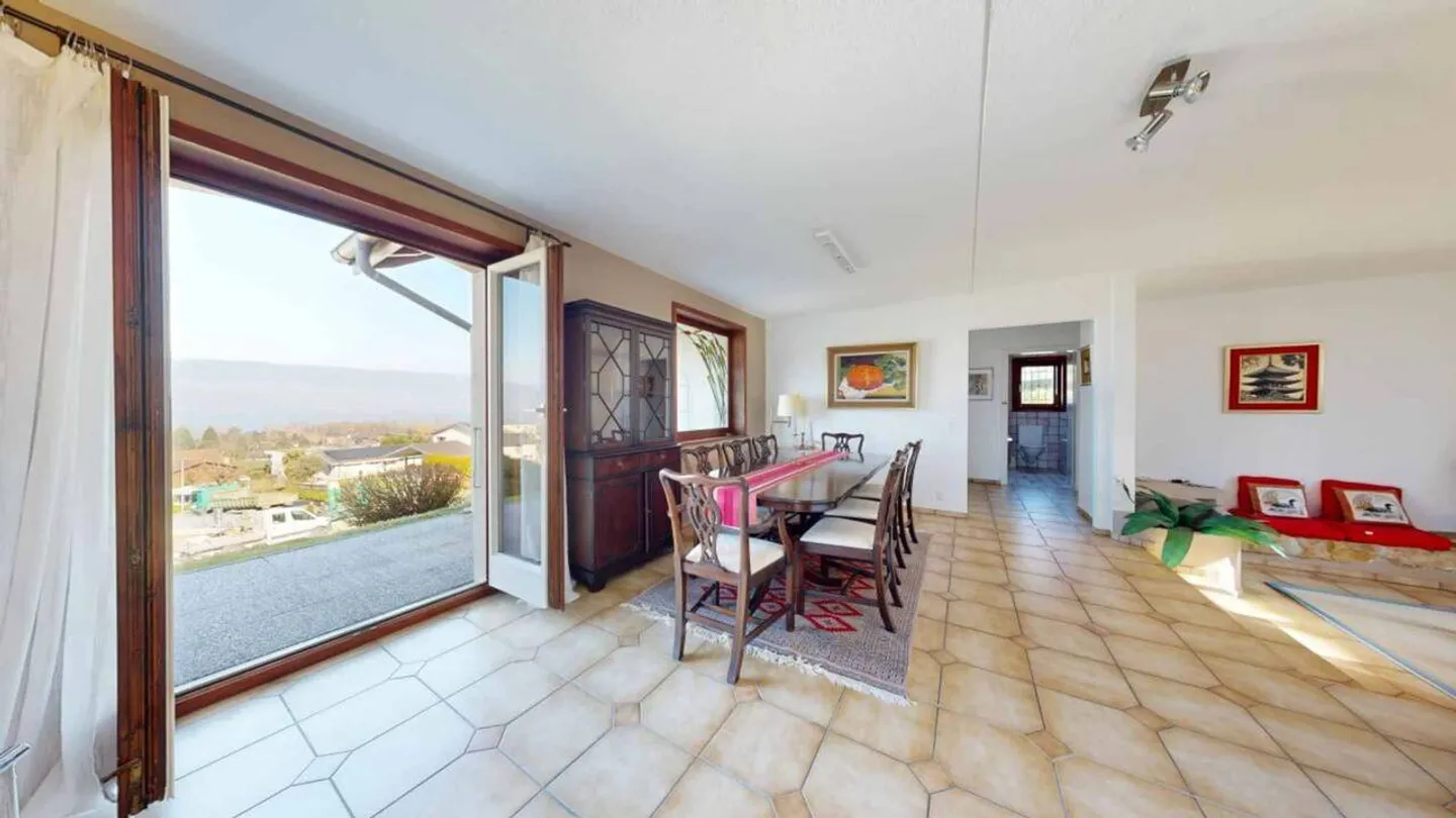 Große Villa mit überdachtem Pool und Panoramablick auf den See und den Jura - Foto 3 von 13