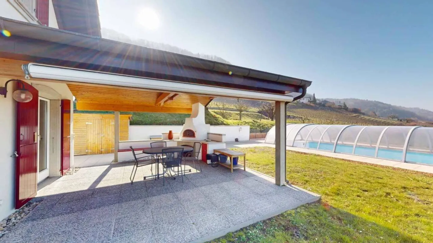 Große Villa mit überdachtem Pool und Panoramablick auf den See und den Jura - Foto 4 von 13