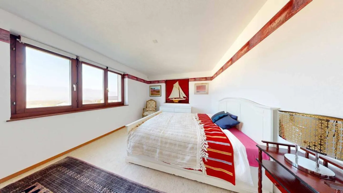 Große Villa mit überdachtem Pool und Panoramablick auf den See und den Jura - Foto 9 von 13