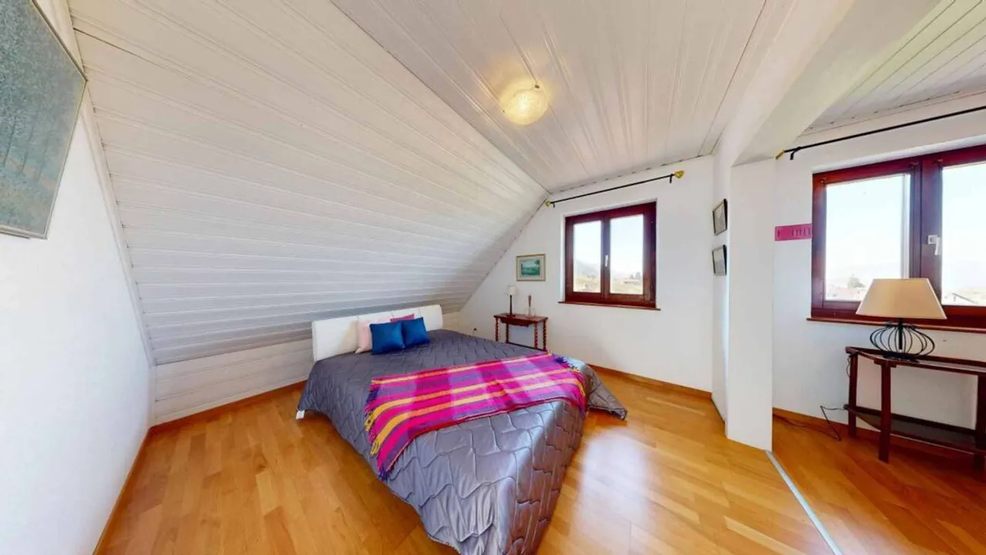 Große Villa mit überdachtem Pool und Panoramablick auf den See und den Jura - Foto 11 von 13