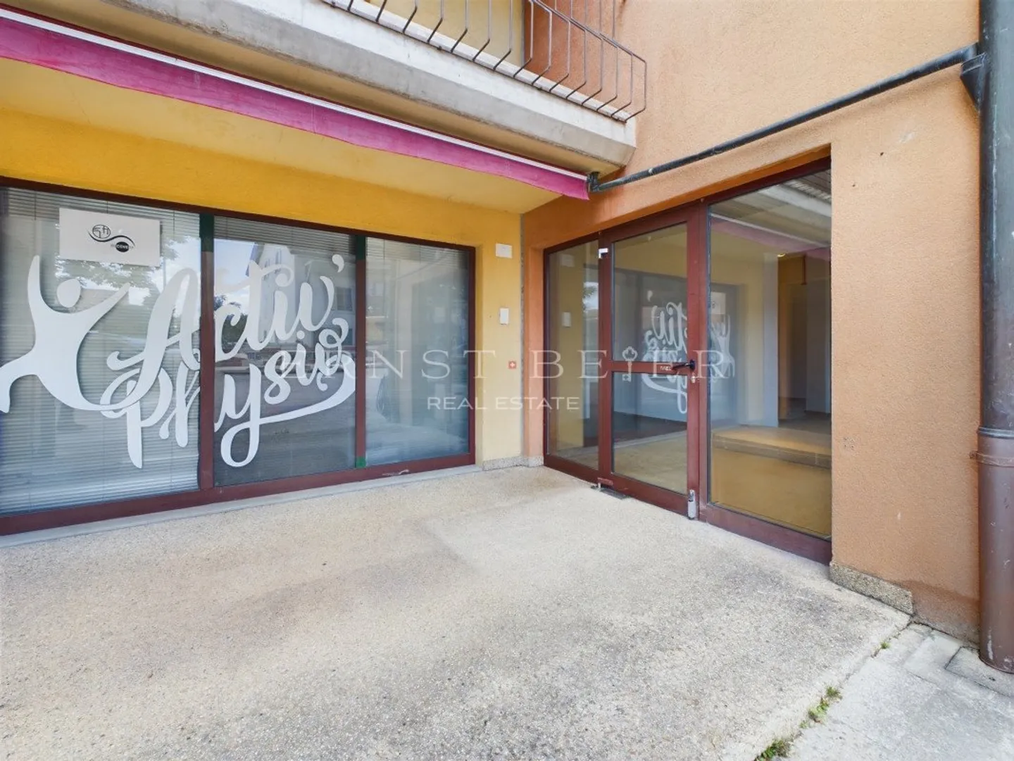 Commercial arcade with shop windows - Photo 10 of 13