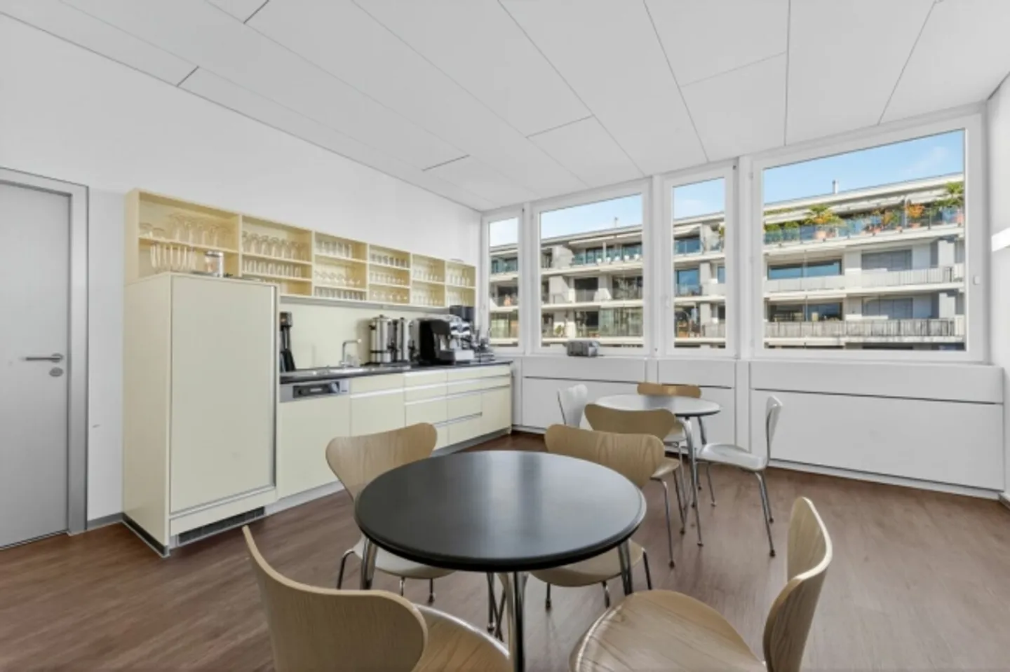 150m2 Office Space in the City of Zug - Photo 9 of 10