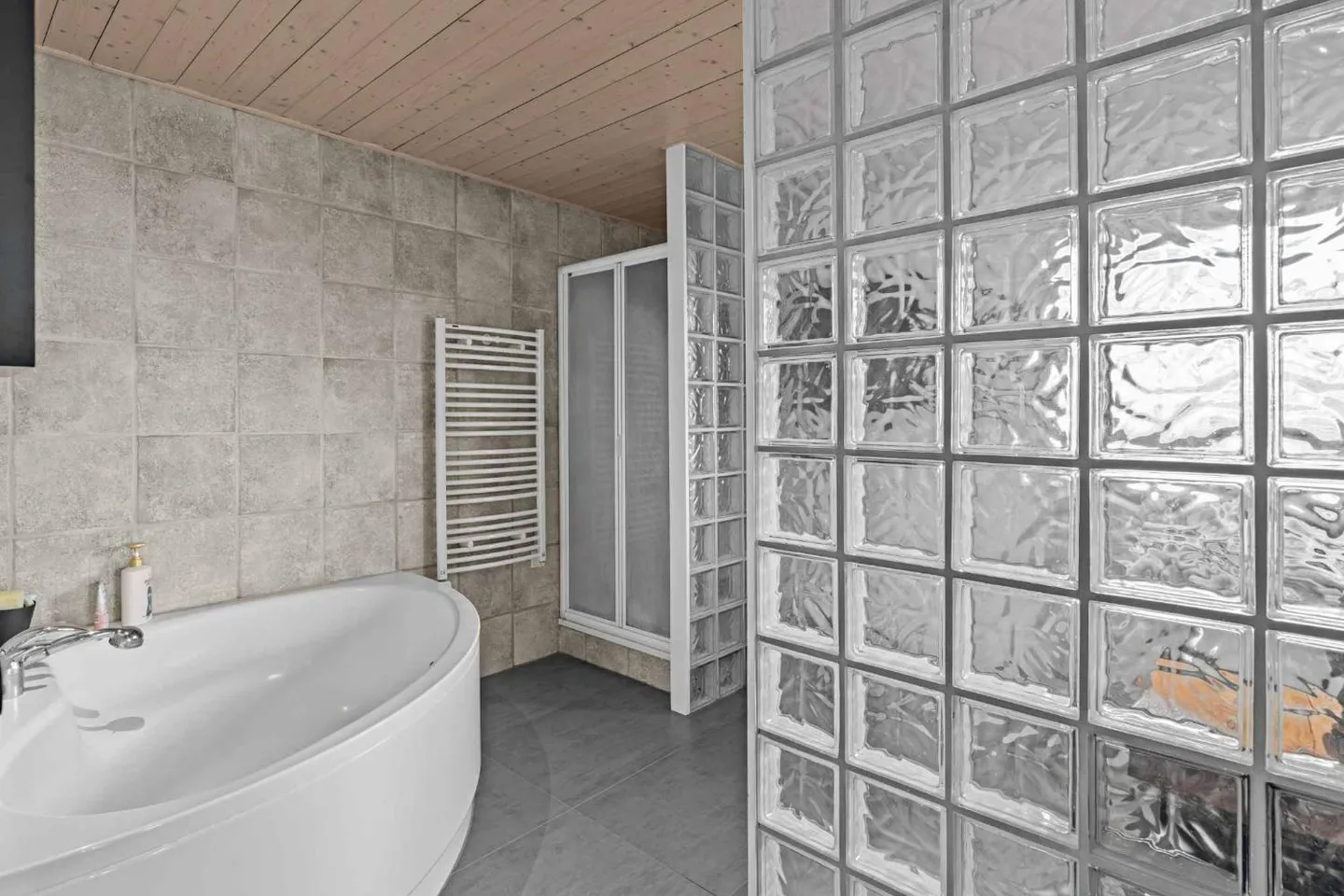 Moderne Familienvilla mit Seeblick - Foto 9 von 13