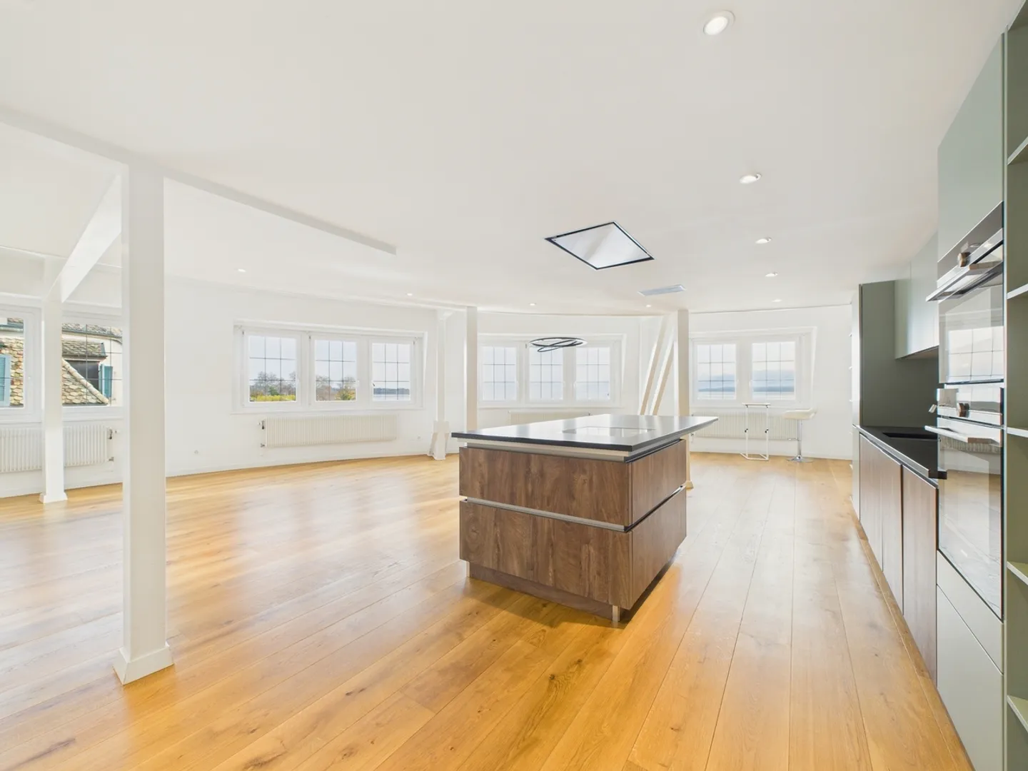 Bright and renovated duplex with lake view in the Nyon region - Photo 2 of 11