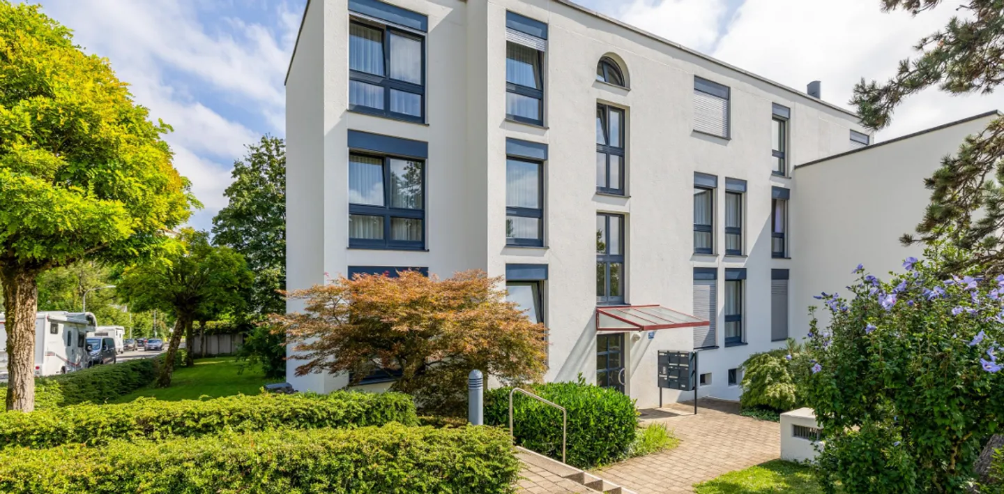 Appartement de jardin rénové de haute qualité et situé au calme - Photo 2 sur 18