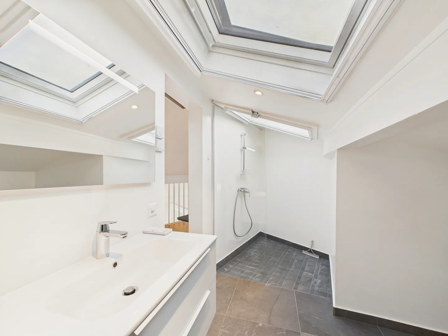 Bright and renovated duplex with lake view in the Nyon region - Photo 8 of 11