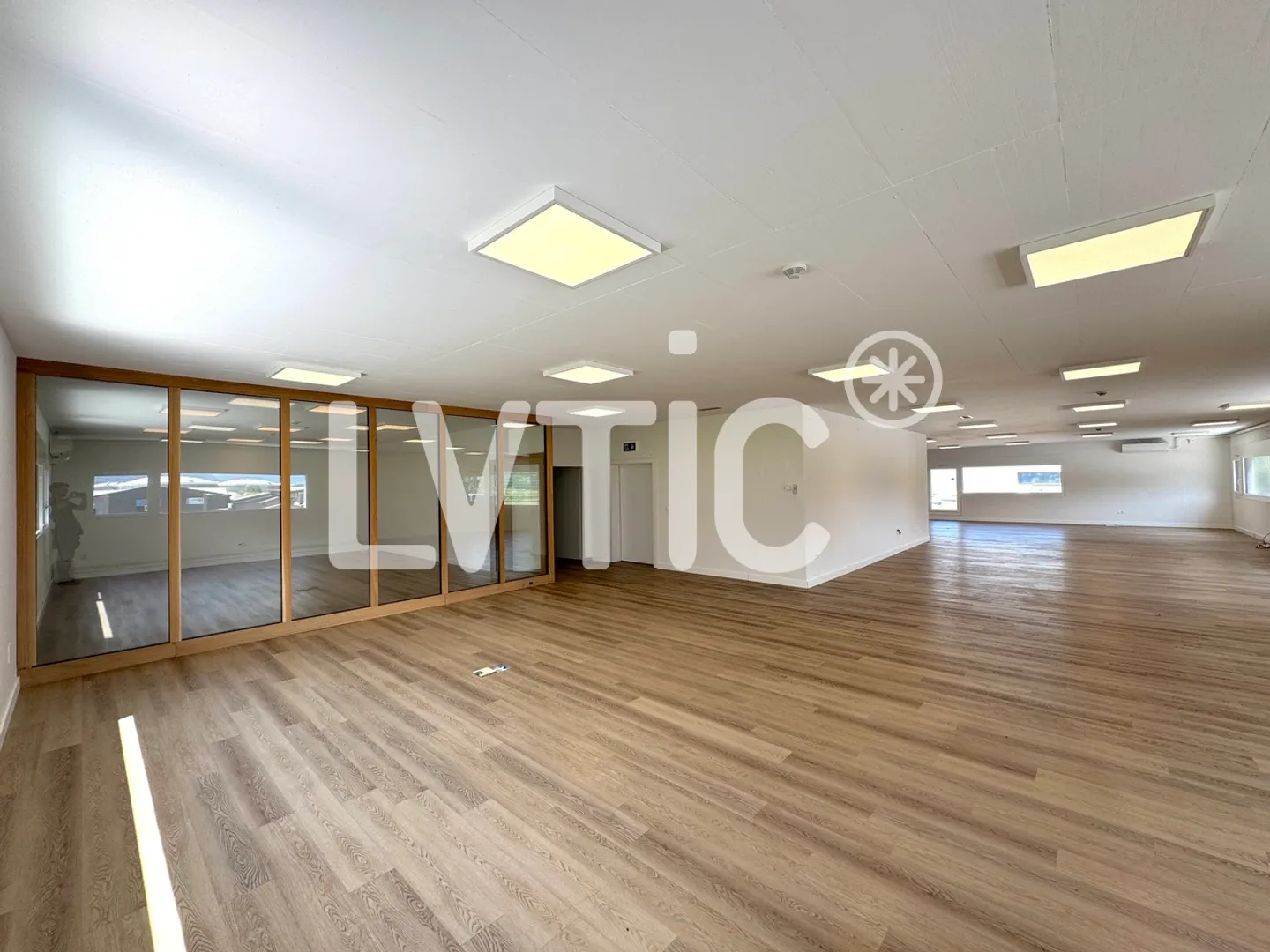 Büros, Räumlichkeiten von 410 m2 zur Miete in Collombey - Foto 2 von 8
