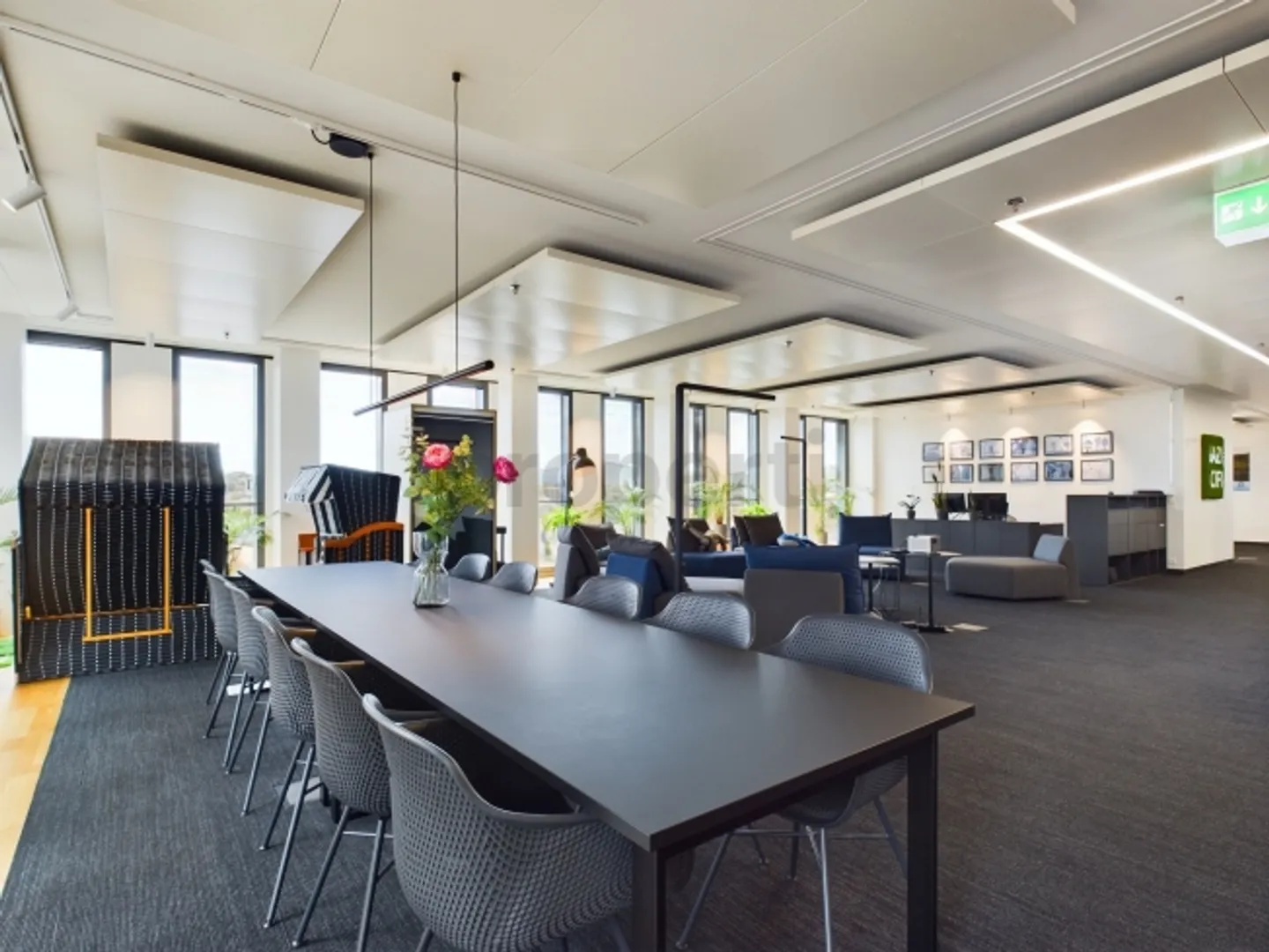 Modern and bright office in Oerlikon in the best location - Photo 2 of 12