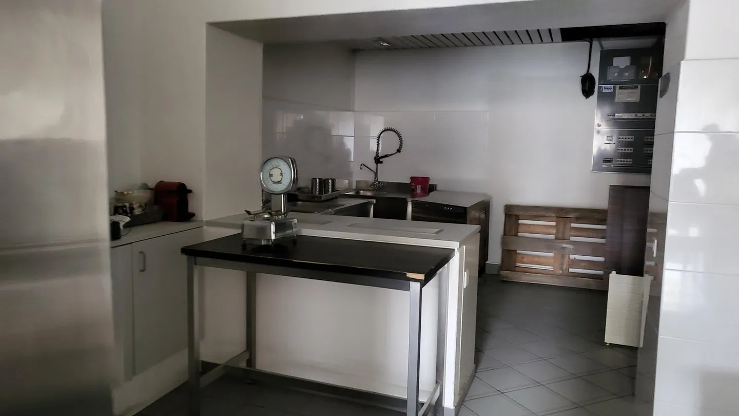 Spazio commerciale in affitto – Place de la Liberté, La Neuveville - Foto 2 di 5