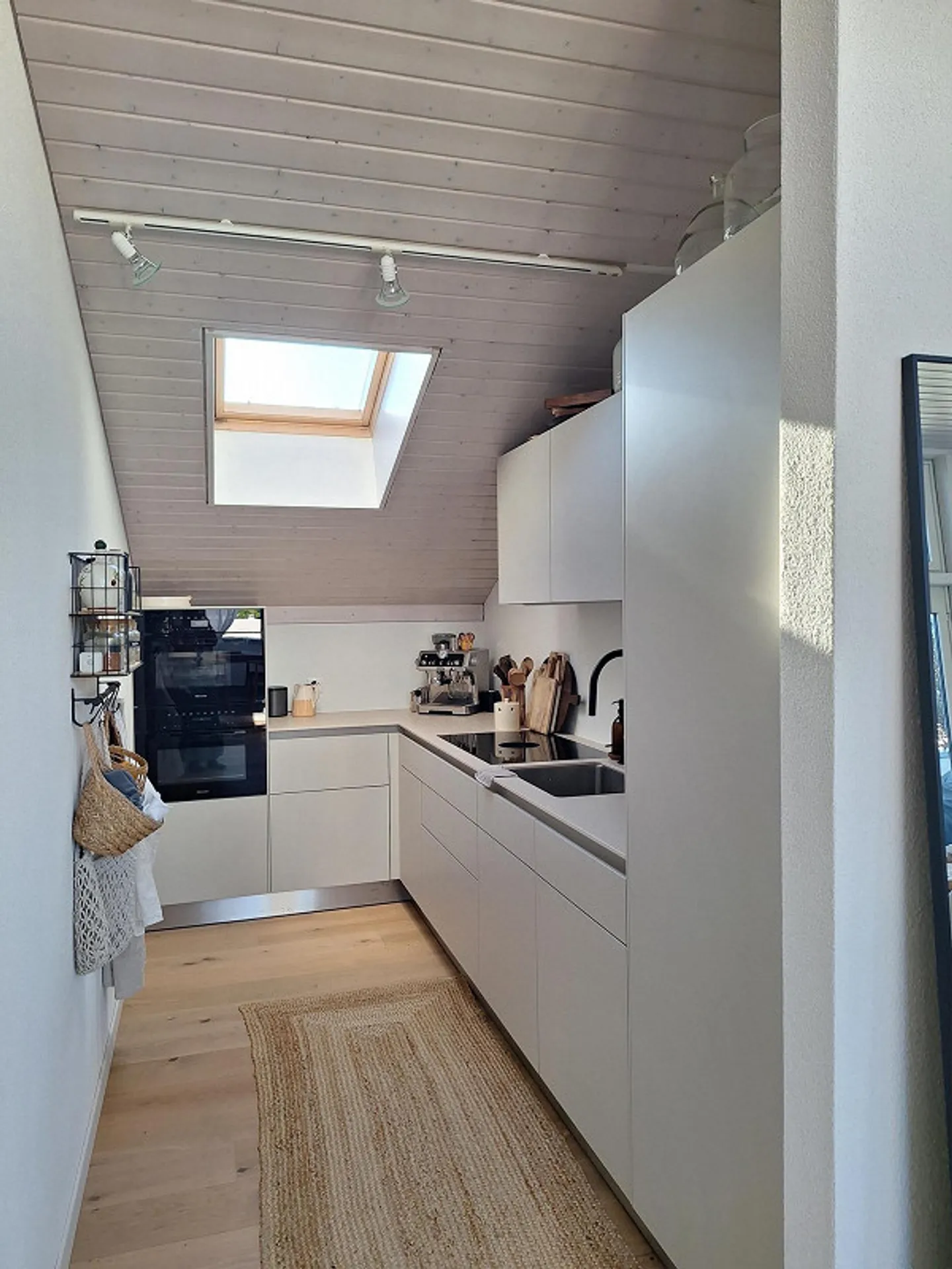 (-: quiet, bright penthouse apartment with great views including 2 parking spaces :-) - Photo 1 of 8