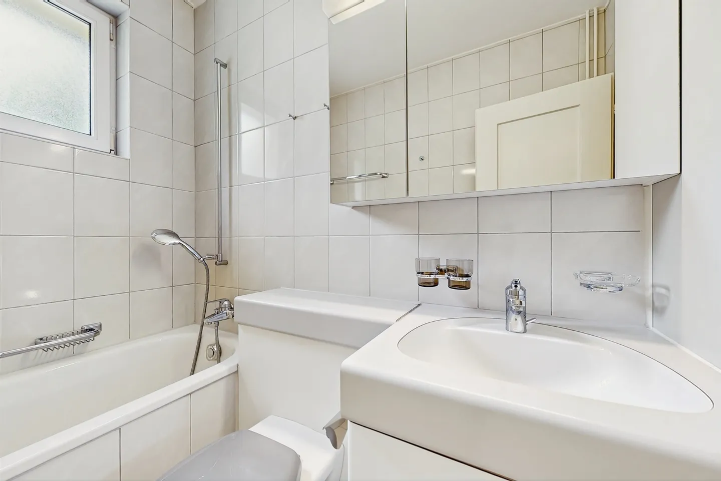 RENT WITHOUT DEPOSIT - Comfort in a Central Location - Photo 7 of 7