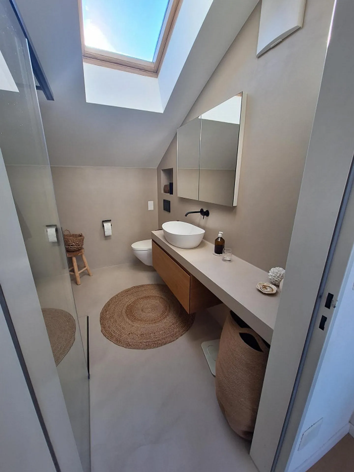 (-: quiet, bright penthouse apartment with great views including 2 parking spaces :-) - Photo 3 of 8