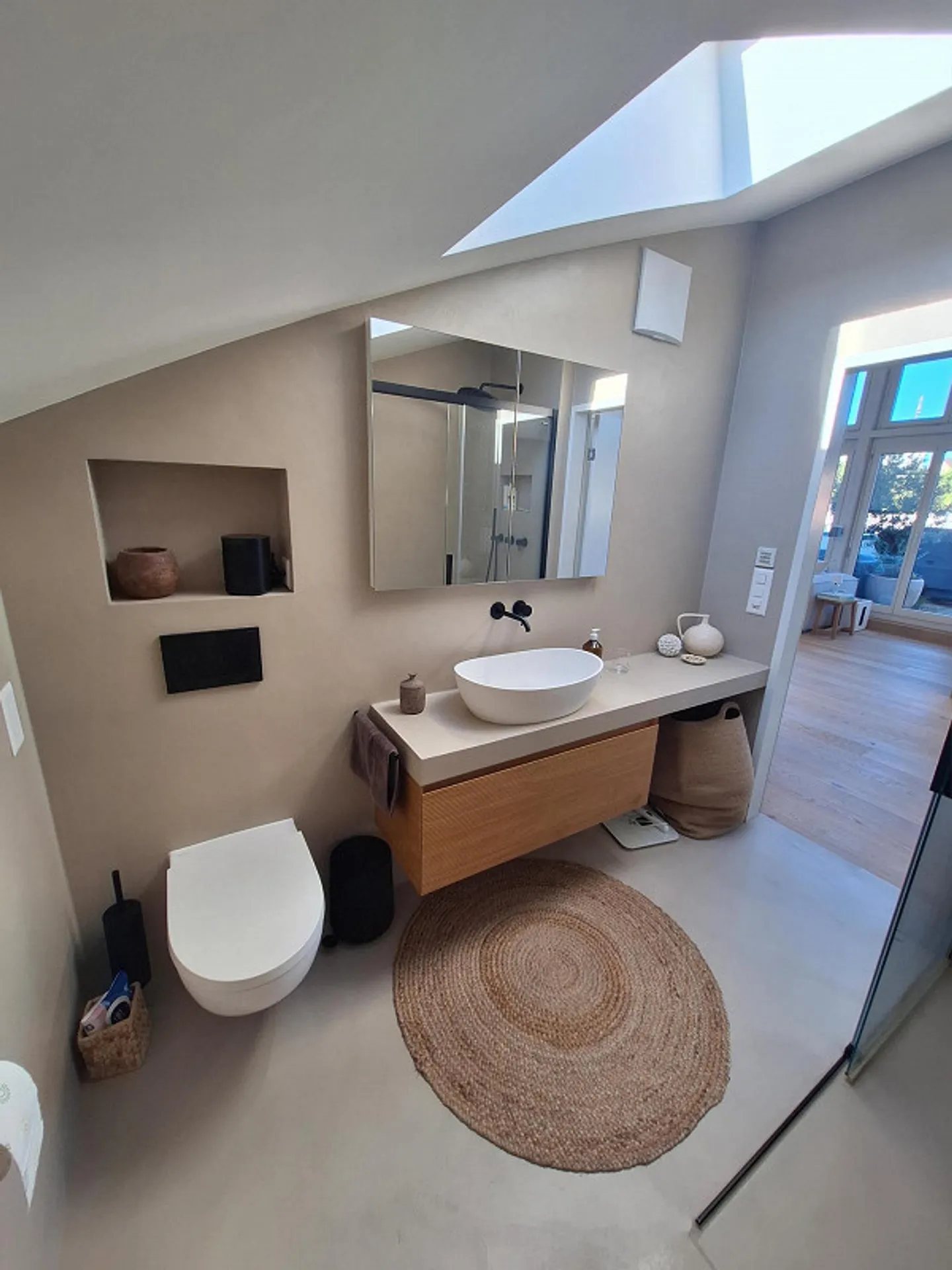 (-: quiet, bright penthouse apartment with great views including 2 parking spaces :-) - Photo 4 of 8