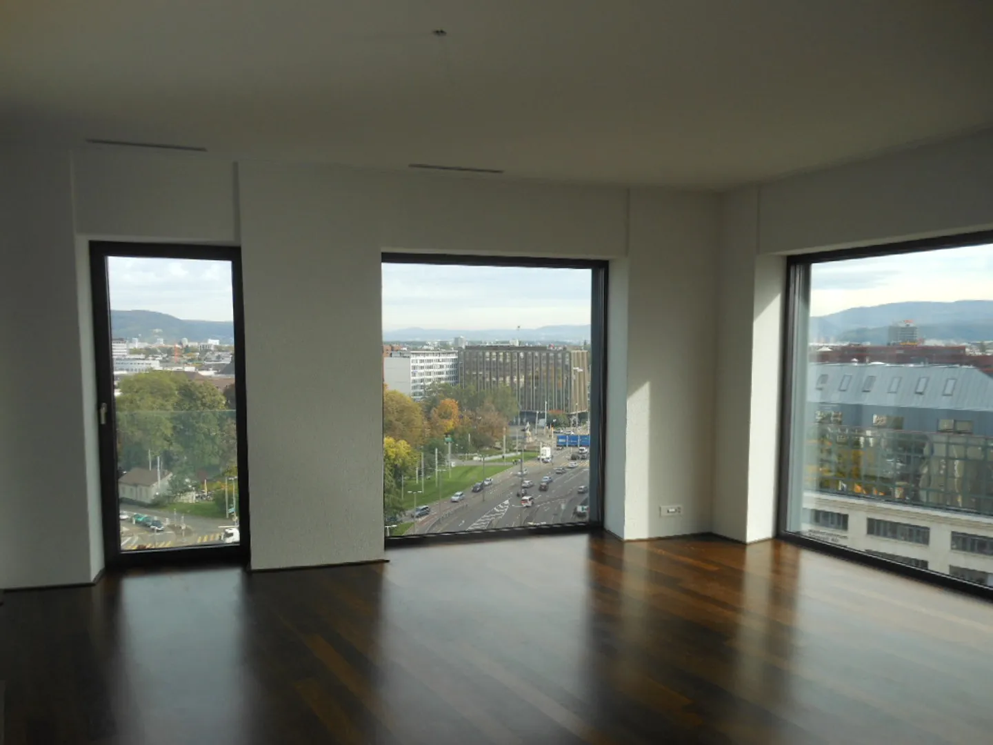 Living in the Markthallen Tower in close proximity to the train station - Photo 2 of 8
