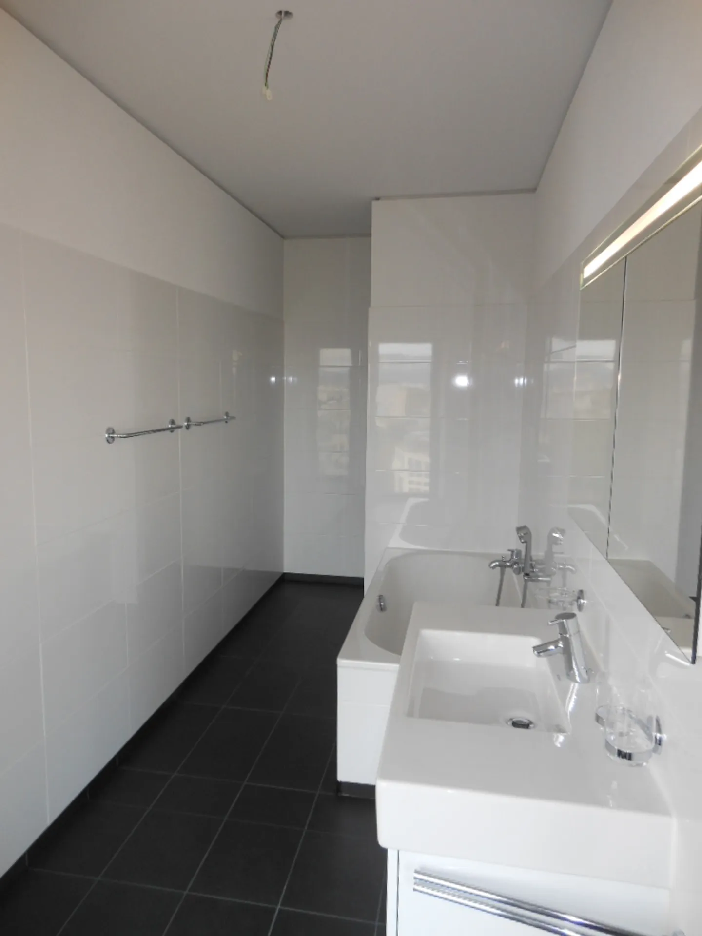 Living in the Markthallen Tower in close proximity to the train station - Photo 4 of 8