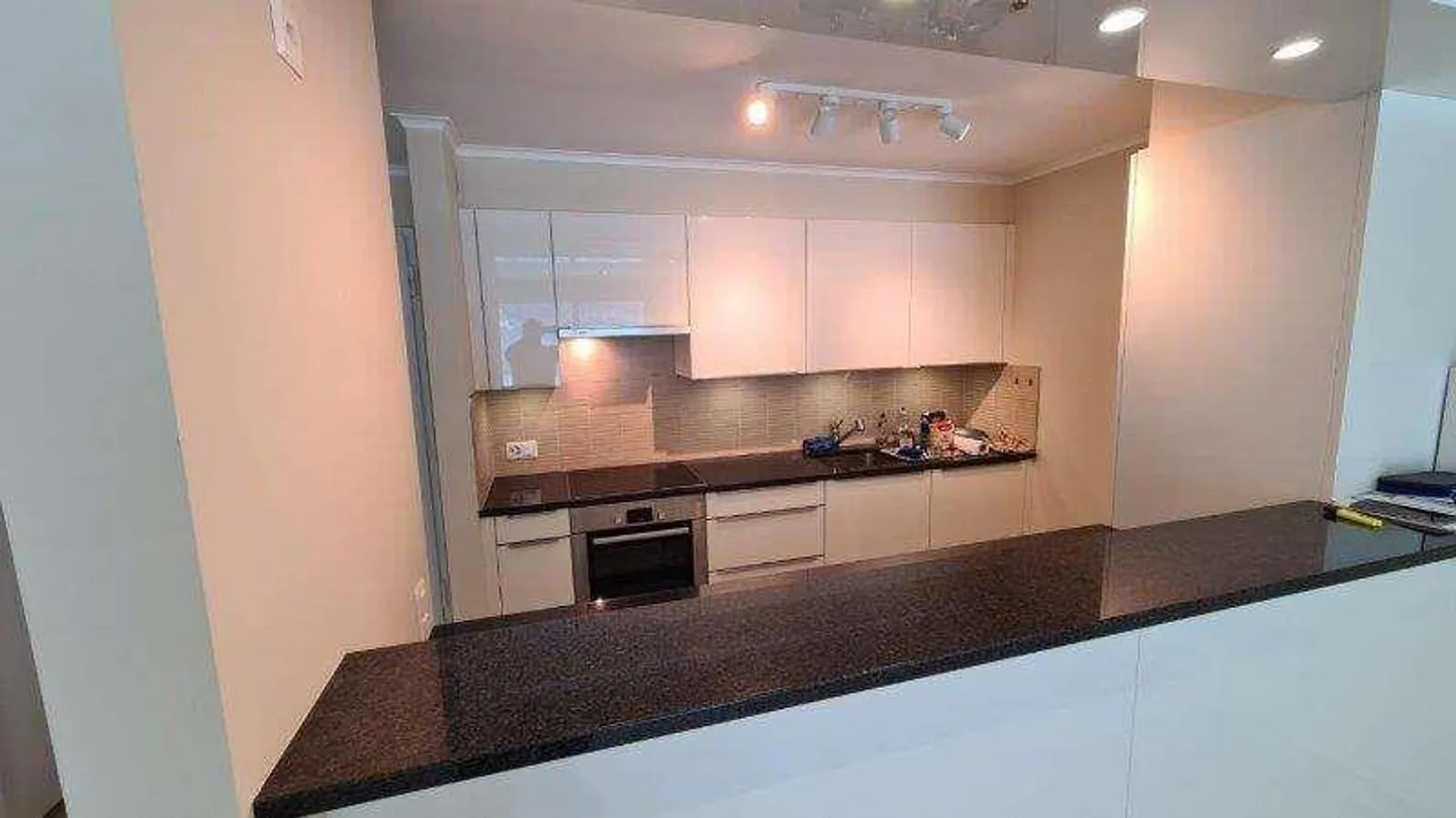 MELANO: MAGNIFICA APPARTAMENTO 2.5 STANZE CON VISTA SUL LAGO E TERRAZZA - Foto 3 di 8