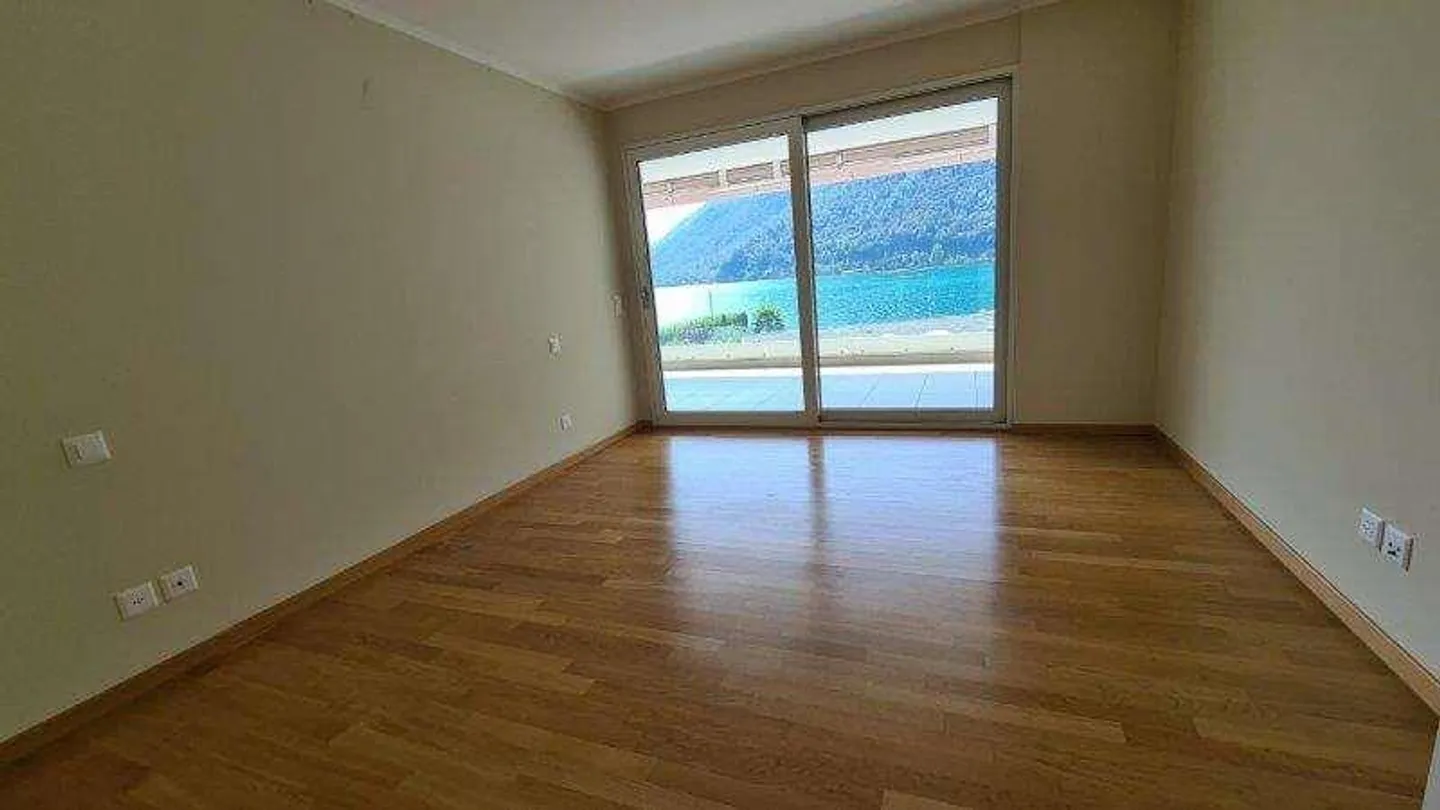 MELANO: MAGNIFICA APPARTAMENTO 2.5 STANZE CON VISTA SUL LAGO E TERRAZZA - Foto 6 di 8