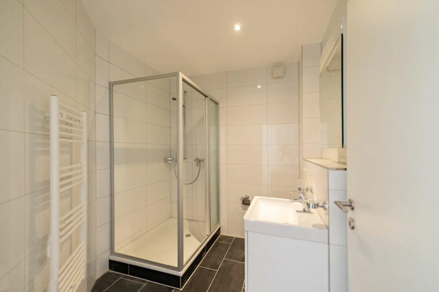 Central 2.5-room apartment by the lake - Photo 3 of 7