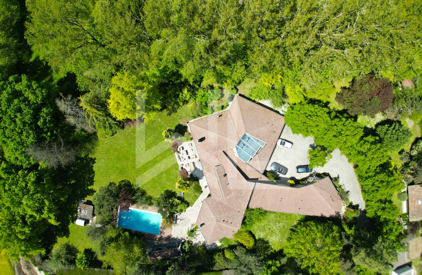 Proprietà con otto camere nel cuore di un parco alberato di 9.000 m2 - Foto 2 di 15