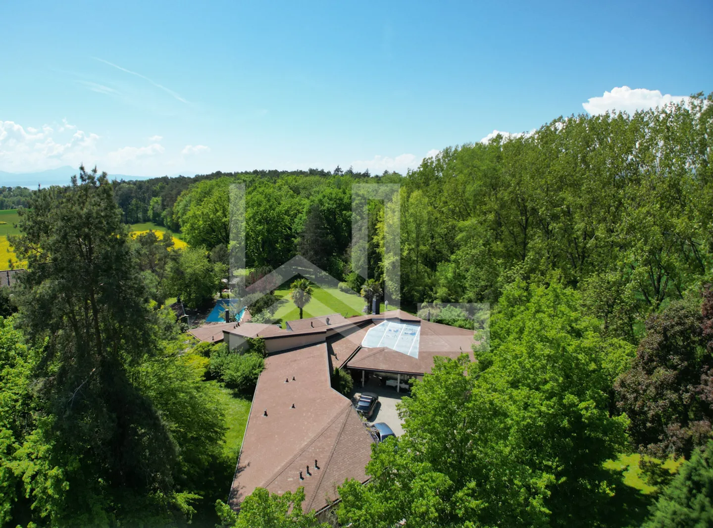 Proprietà con otto camere nel cuore di un parco alberato di 9.000 m2 - Foto 1 di 15