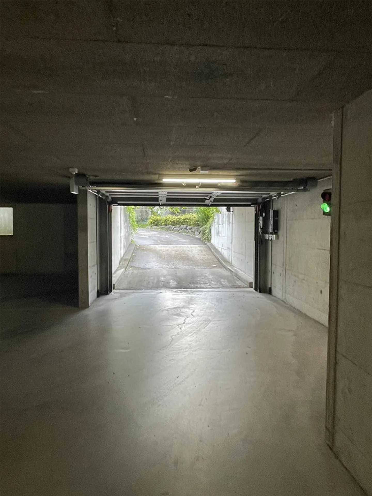 Spacious underground parking space - Photo 4 of 6