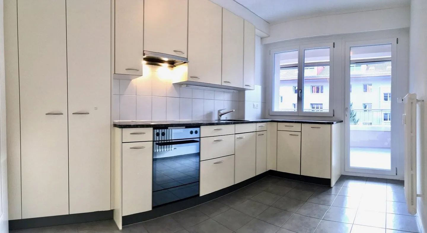 Appartement 3 pièces de 81 m² au 2ème étage avec grand balcon - Photo 2 sur 11