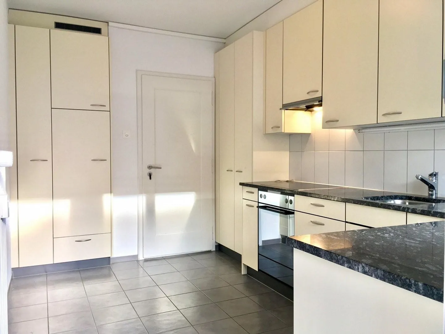 Appartement 3 pièces de 81 m² au 2ème étage avec grand balcon - Photo 3 sur 11