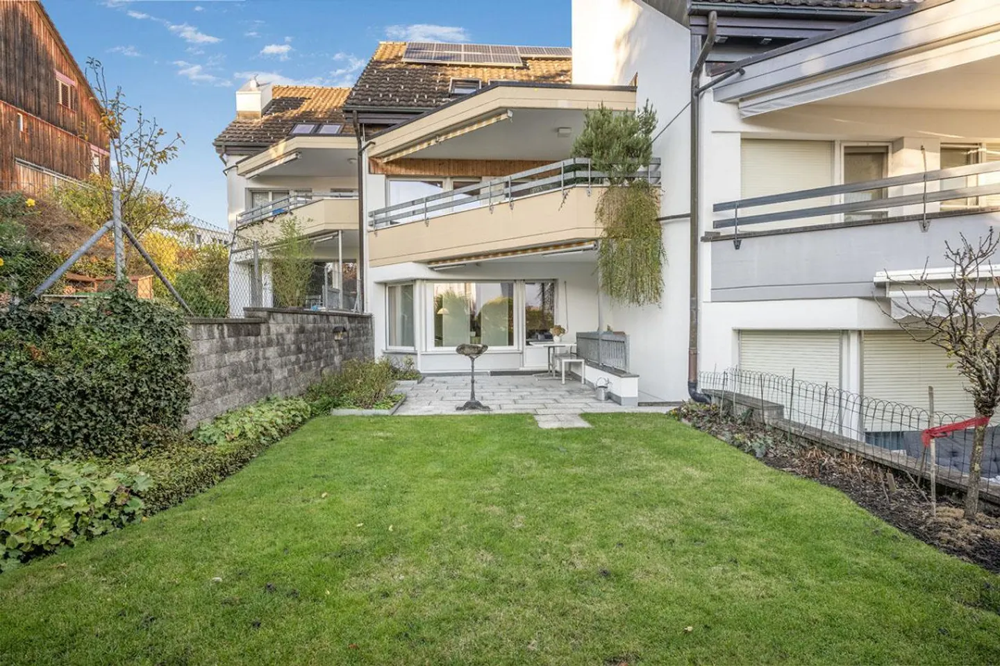 Photovoltaic system with storage battery, double garage plus 2 outdoor parking spaces and circulating fireplace - Photo 1 of 14