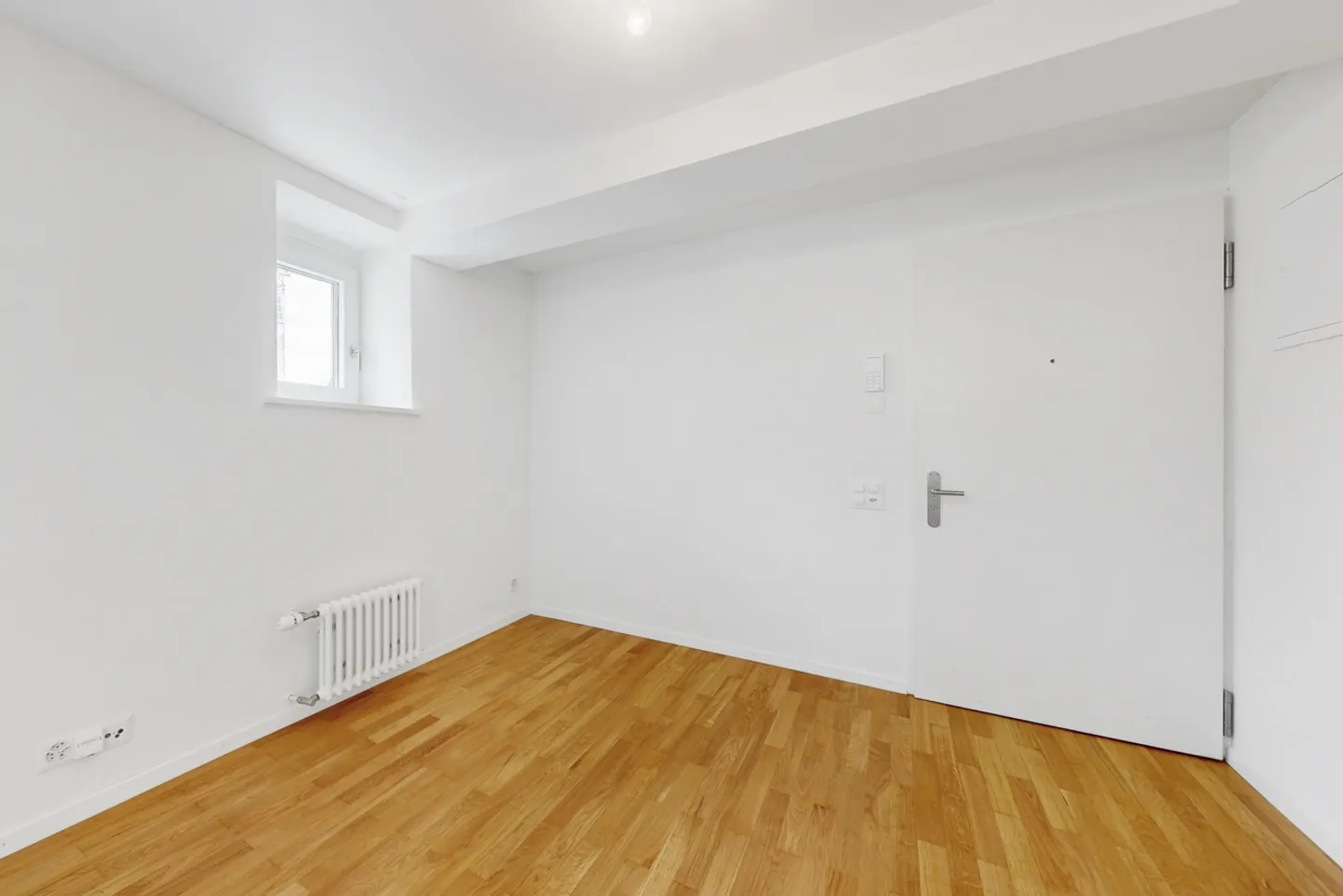Modern Apartment for Singles in District 4 - Photo 4 of 6