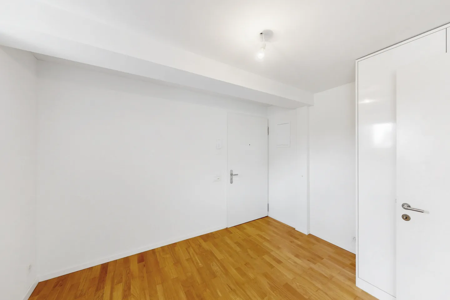 Modern Apartment for Singles in District 4 - Photo 3 of 6